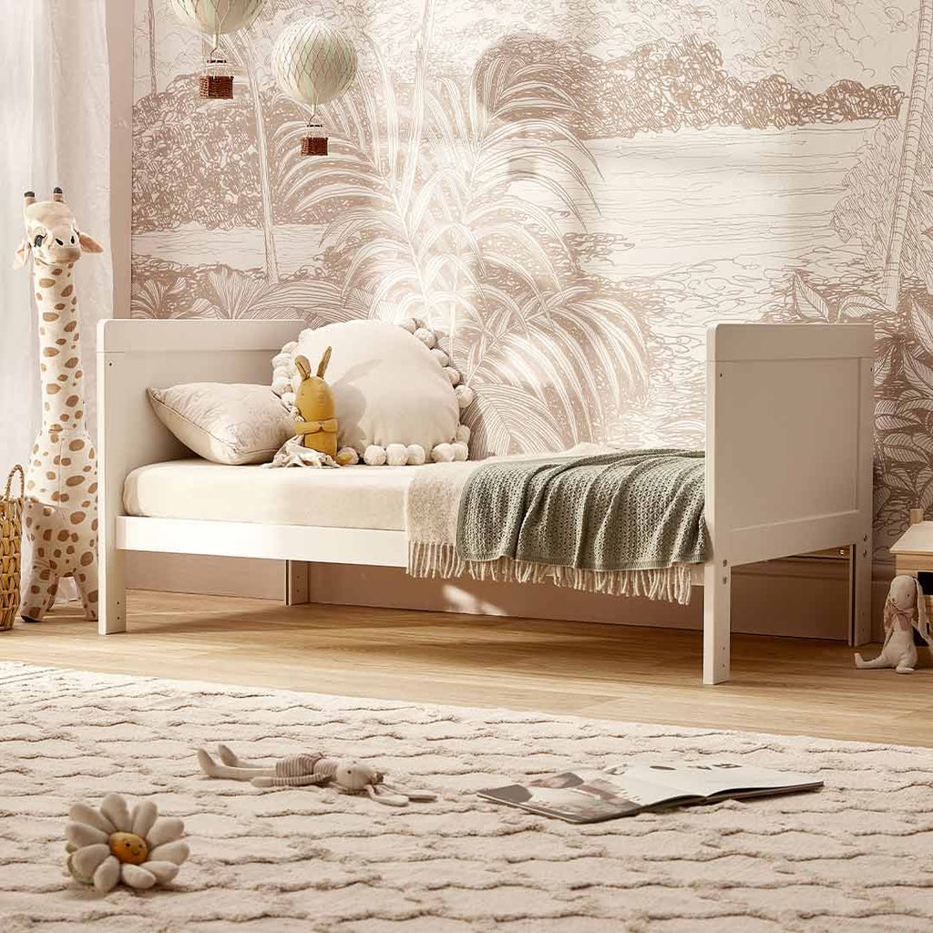 Silver Cross Devon Cot Bed & Dresser - White